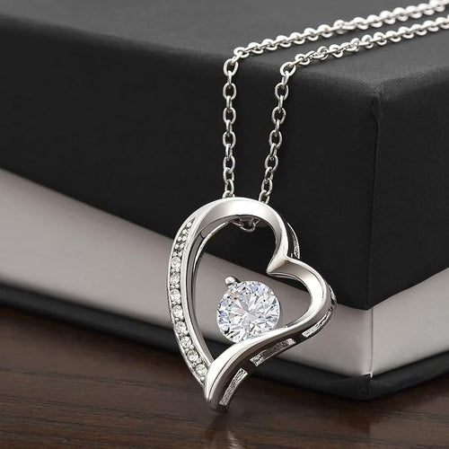 Collana cuore con cristalli su sfondo scuro