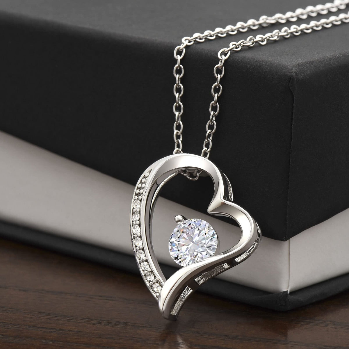 Collana cuore ciondolo dettaglio su sfondo scuro